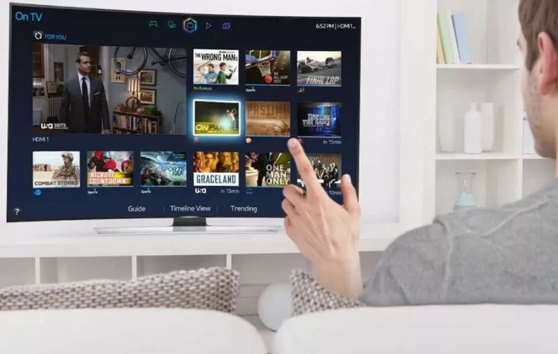 Мастер проводит диагностику Smart TV